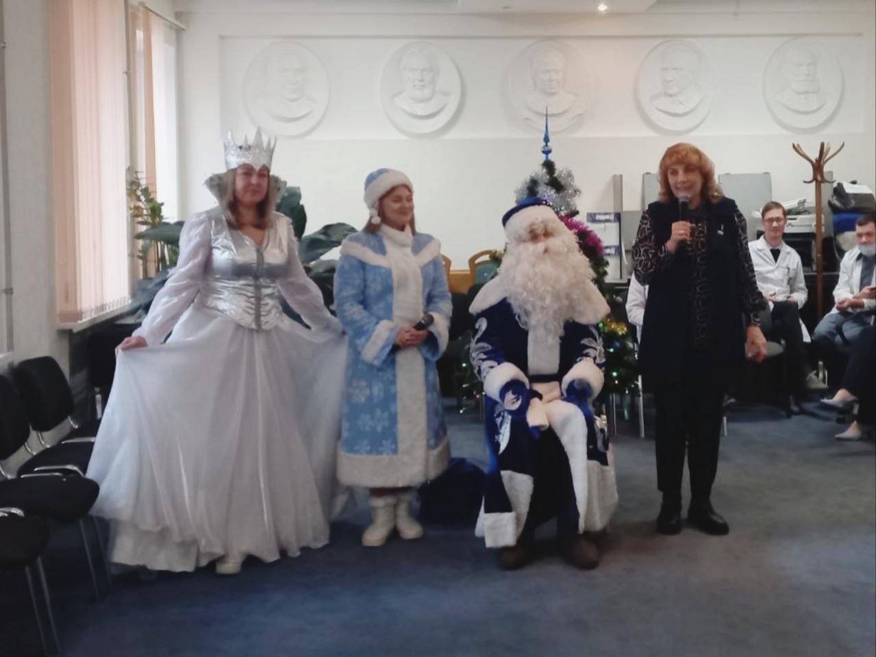 Дед Мороз и Снегурочка поздравили юных пациентов ОККД Дед Мороз и Снегурочка поздравили юных пациентов ОККД