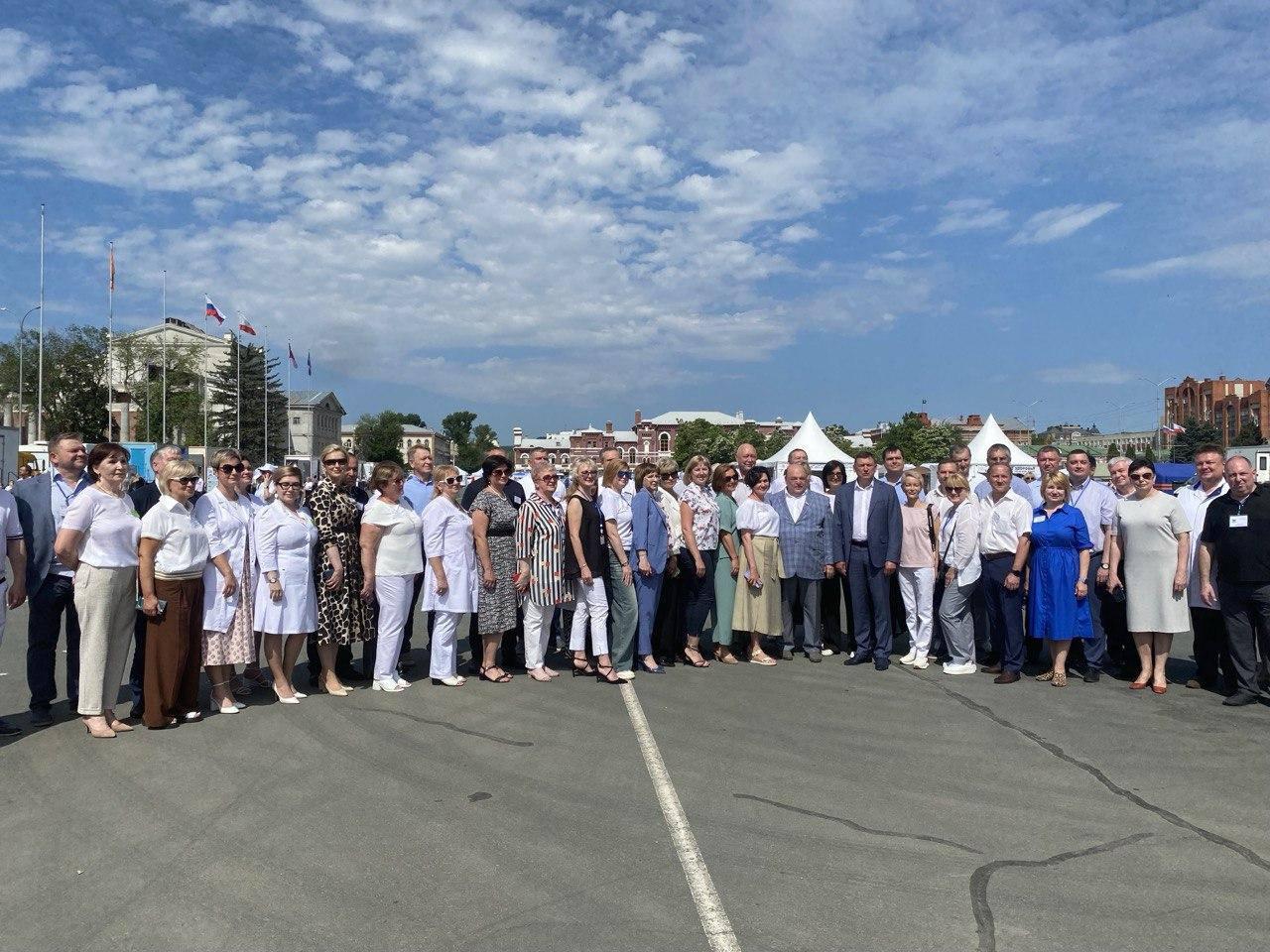 11 июня на Театральной площади Саратова прошла масштабная ежегодная акция «Город здоровья». Мероприятие, организованное Министерством здравоохранения региона, посетили заместитель председателя Правительства области Сергей Игоревич Егоров, глава Минздра...