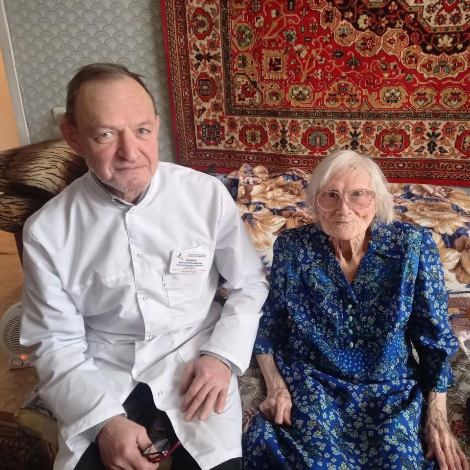 Медики поздравили ветеранов с наступающим Новым годом