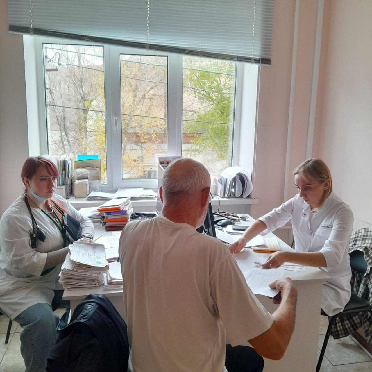 На этой неделе пациенты Лысогорской районной больницы получили консультации от специалистов ГУЗ "ОККД". Помощь местным жителям в рамках кураторского визита оказали невролог Александр Сергеевич Семенов, кардиолог Юлия Олеговна Конова, врач-ординатор Анн...