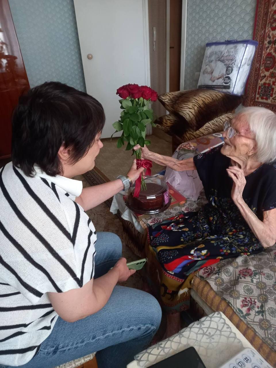 Сегодня 106 лет исполнилось саратовчанке Елене Степановне Власовой. В день рождения ее навестила и.о. главного врача Областного кардиодиспансера Анна Сергеевна Семенова.