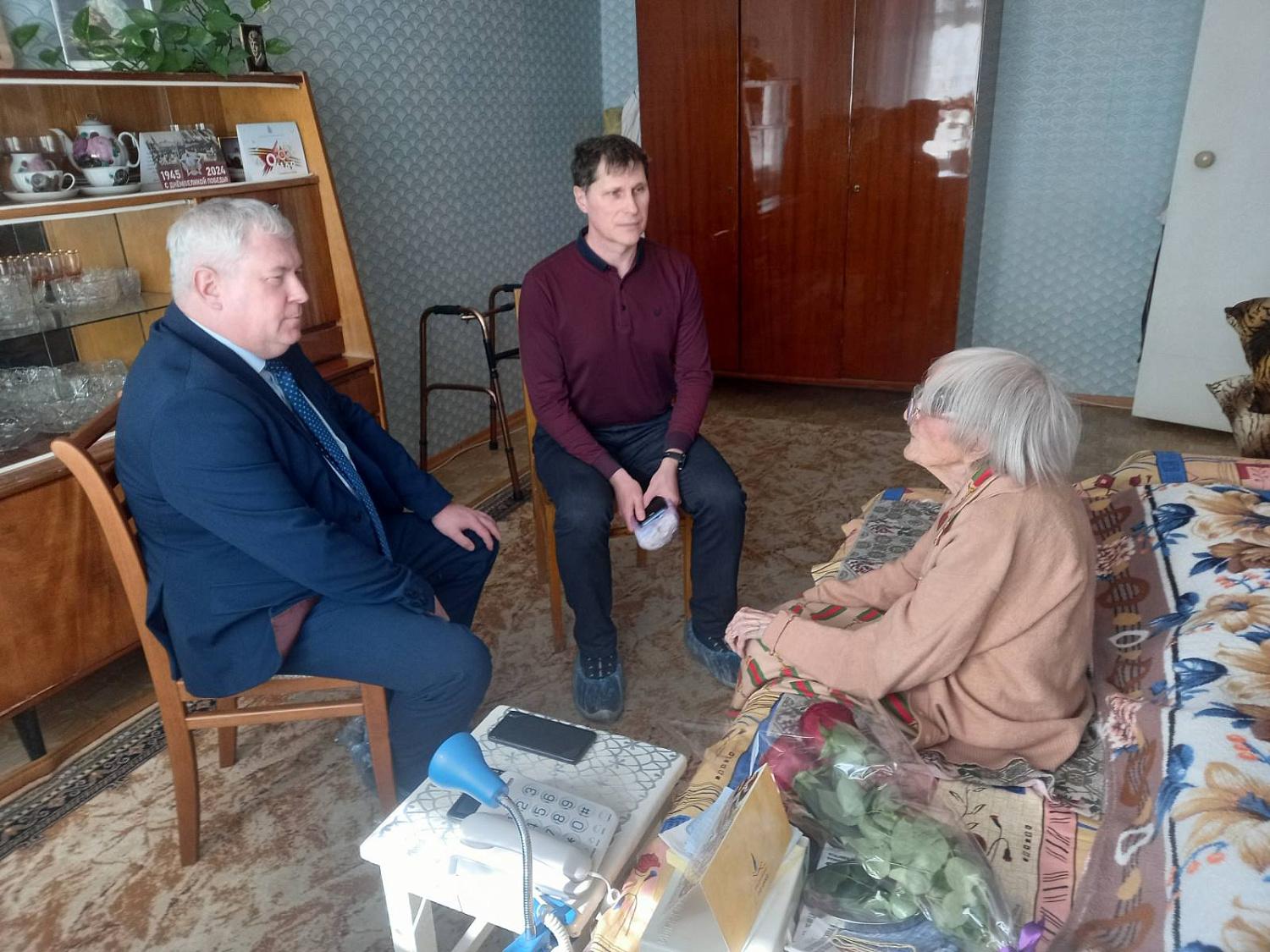 Руководители ОККД навестили 105-летнюю участницу Великой Отечественной войны