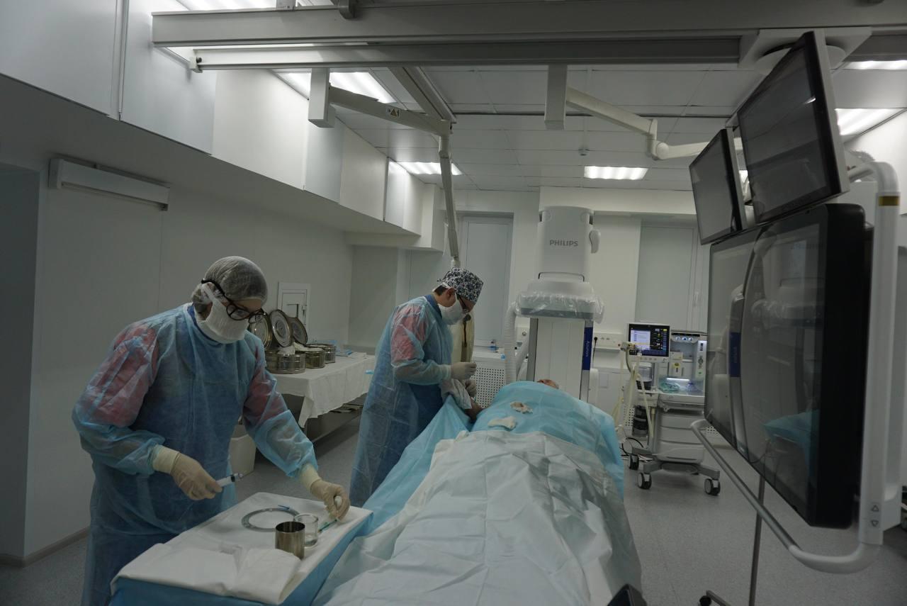 Предстоящий День медицинского работника – дата, которая давно вышла за рамки сугубо профессионального праздника. По большому счету - это праздник всеобщий: и тех, кто спасает, и тех, кого спасают.